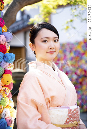 着物で京都を観光する女性 着物で京都を観光する女性 95179434