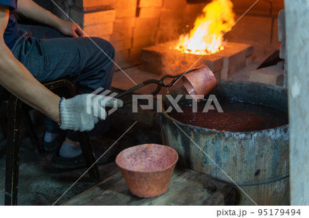 職人の手仕事 伝統の銅器製作 職人の手仕事 伝統の銅器製作 95179494