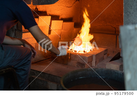 職人の手仕事　伝統の銅器製作 95179500