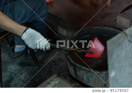 職人の手仕事　伝統の銅器製作 95179507