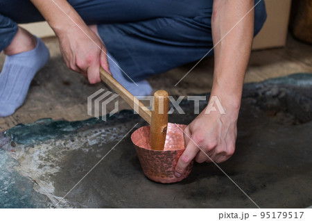 職人の手仕事　伝統の銅器製作 95179517