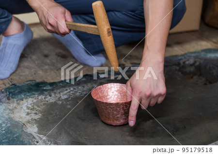職人の手仕事　伝統の銅器製作 95179518