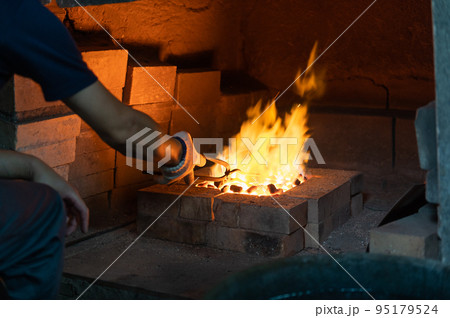 職人の手仕事　伝統の銅器製作 95179524