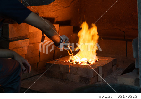 職人の手仕事　伝統の銅器製作 95179525