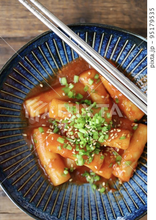 韓国料理の旨辛いトッポギ 95179535
