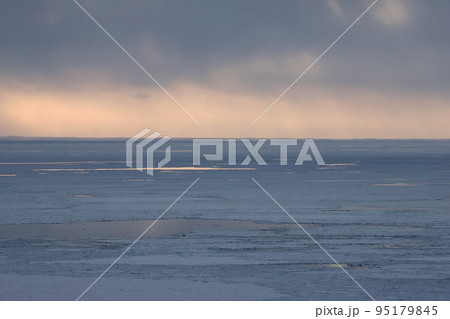 北海道　斜里　オホーツク海（ウトロ）の流氷 95179845