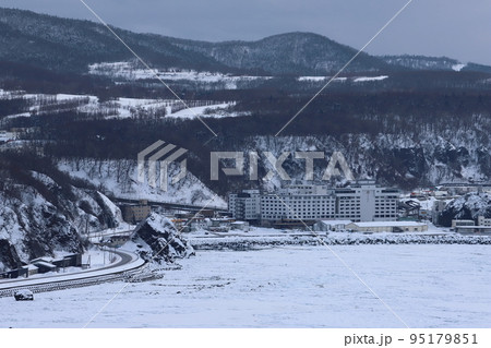 北海道　斜里　オホーツク海の流氷とウトロの街並み 95179851