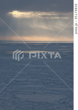 北海道 斜里 オホーツク海(ウトロ)の流氷 北海道 斜里 オホーツク海(ウトロ)の流氷 95179856