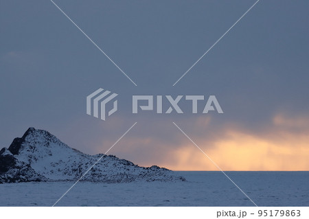 北海道　斜里　オホーツク海（ウトロ）の流氷 95179863