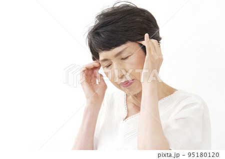 白背景で頭痛がする中年女性 95180120