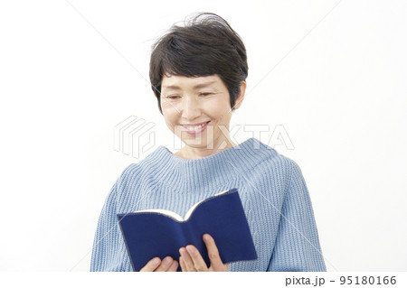 本を読む中年女性 白背景 本を読む中年女性 白背景 95180166