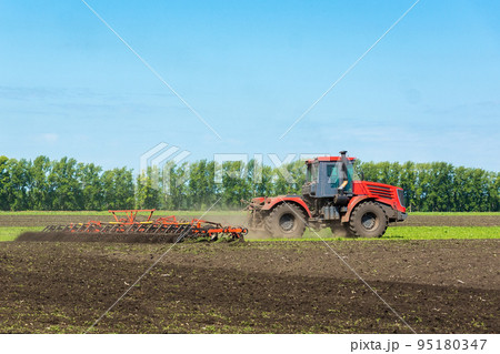 Tractor on the field 95180347