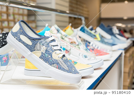 shoes the store 95180410