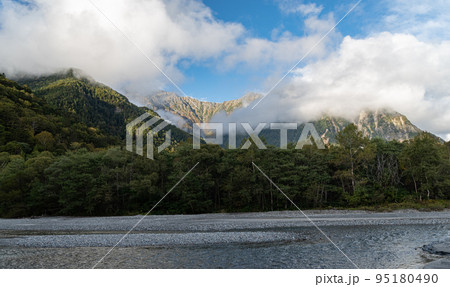 上高地の風景　雲がかかる穂高 95180490