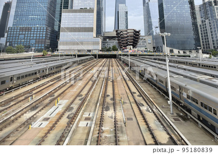 マンハッタンとニュージャージーを結ぶ線路と列車 マンハッタンとニュージャージーを結ぶ線路と列車 95180839