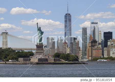 自由の女神とマンハッタン島とブルックリン橋-ニューヨークの名所コラージュ 自由の女神とマンハッタン島とブルックリン橋-ニューヨークの名所コラージュ 95181054