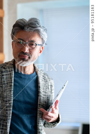 渋い ビジネスマン クラシカル エレガントな佇まい タブレット 渋い ビジネスマン クラシカル エレガントな佇まい タブレット 95181163
