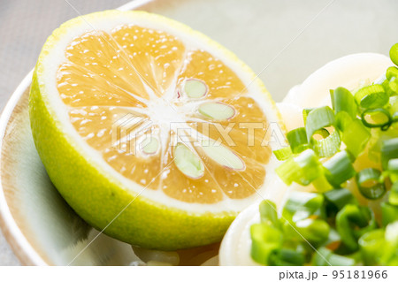 ぶっかけうどんに入れられたカボス(半分に切ったもの)のアップ。 95181966