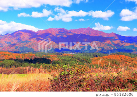 秋晴れの青空と山並みの紅葉 秋晴れの青空と山並みの紅葉 95182606