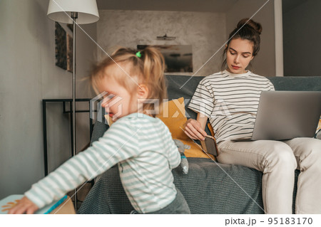 Busy freelance mom and her daughter in the room Busy freelance mom and her daughter in the room 95183170