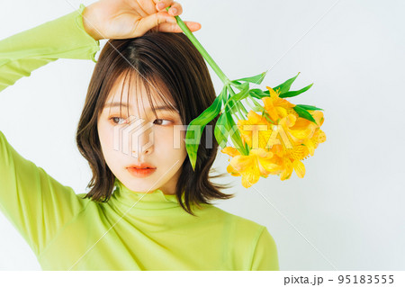 花と若い女性　ヘアスタイル＆ビューティーイメージ　 95183555