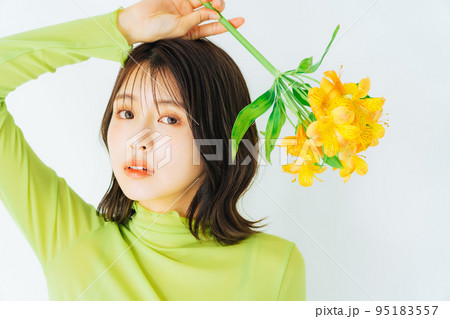 花と若い女性　ヘアスタイル＆ビューティーイメージ　 95183557