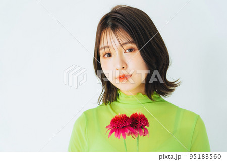 花と若い女性　ヘアスタイル＆ビューティーイメージ　 95183560