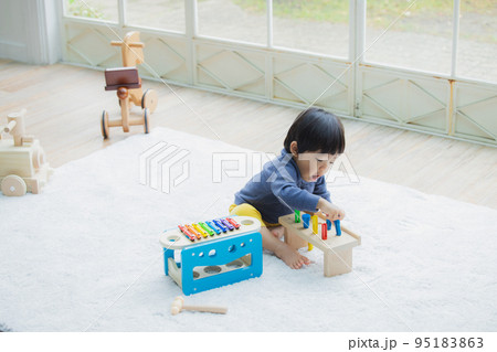 おもちゃで遊ぶ男の子 95183863