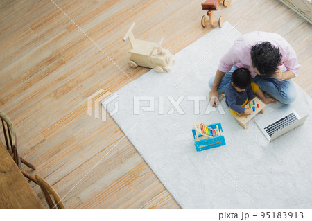 テレワーク　親子　 95183913