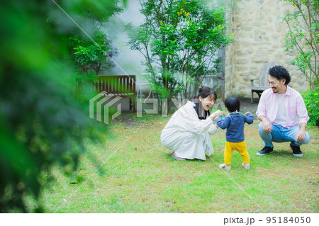庭でシャボン玉をする家族　 95184050