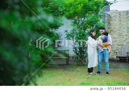庭でシャボン玉をする家族 庭でシャボン玉をする家族 95184056