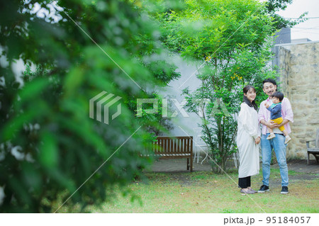 庭でシャボン玉をする家族　 95184057