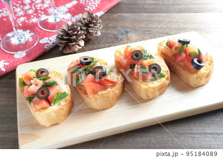 トマトとバジルのブルスケッタ　クリスマスに手作り 95184089