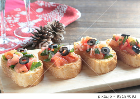 トマトとバジルのブルスケッタ　クリスマスに手作り 95184092