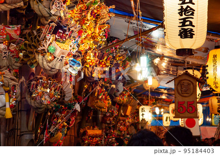 東京新宿花園神社の酉の市の風景です 95184403
