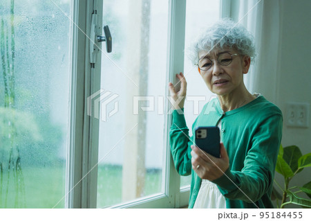 雨　不安なシニア女性 95184455