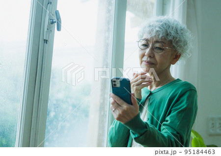 雨　不安なシニア女性 95184463