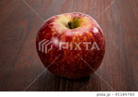 長野の赤林檎、秋映 95184760
