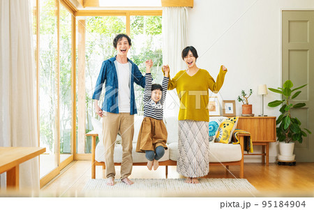 マイホームで新生活を始める家族 95184904
