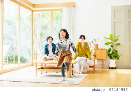 家のリビングを走る女の子 95184956