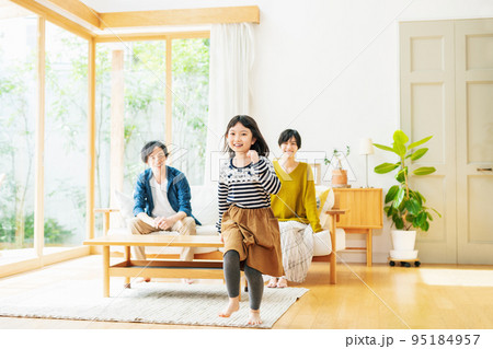 家のリビングを走る女の子 95184957