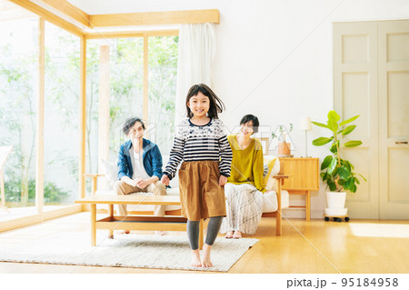 家のリビングを走る女の子 家のリビングを走る女の子 95184958
