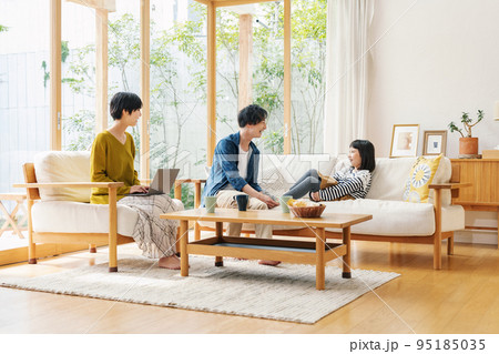 マイホームで団欒する家族 マイホームで団欒する家族 95185035