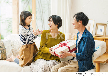 ママにプレゼントをあげる家族 95185079