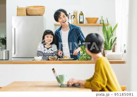 子供とご飯を作るパパ 子供とご飯を作るパパ 95185091