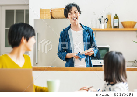 キッチンで家事をするパパ 95185092