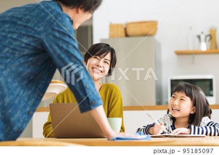 テーブルの後片付けをするパパと話すママと娘 テーブルの後片付けをするパパと話すママと娘 95185097