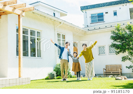 戸建てのマイホームで新生活を始める家族 95185170