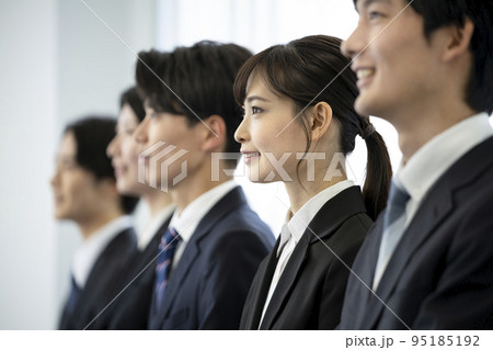 スーツを着た若い男女の横顔 就活生・フレッシャーズイメージ スーツを着た若い男女の横顔 就活生・フレッシャーズイメージ 95185192
