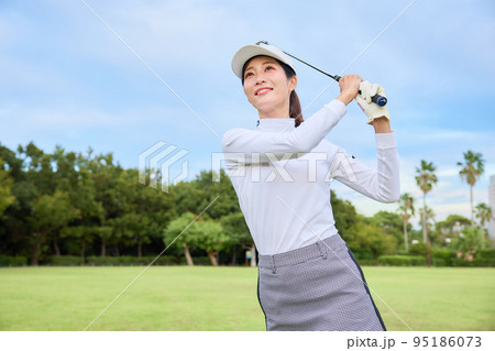 ゴルフをする女性 95186073